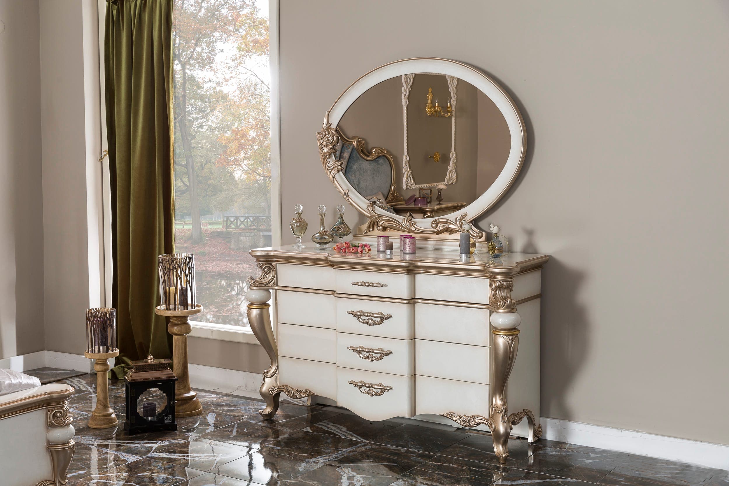 Ball Grand Elegant Carved Ivory