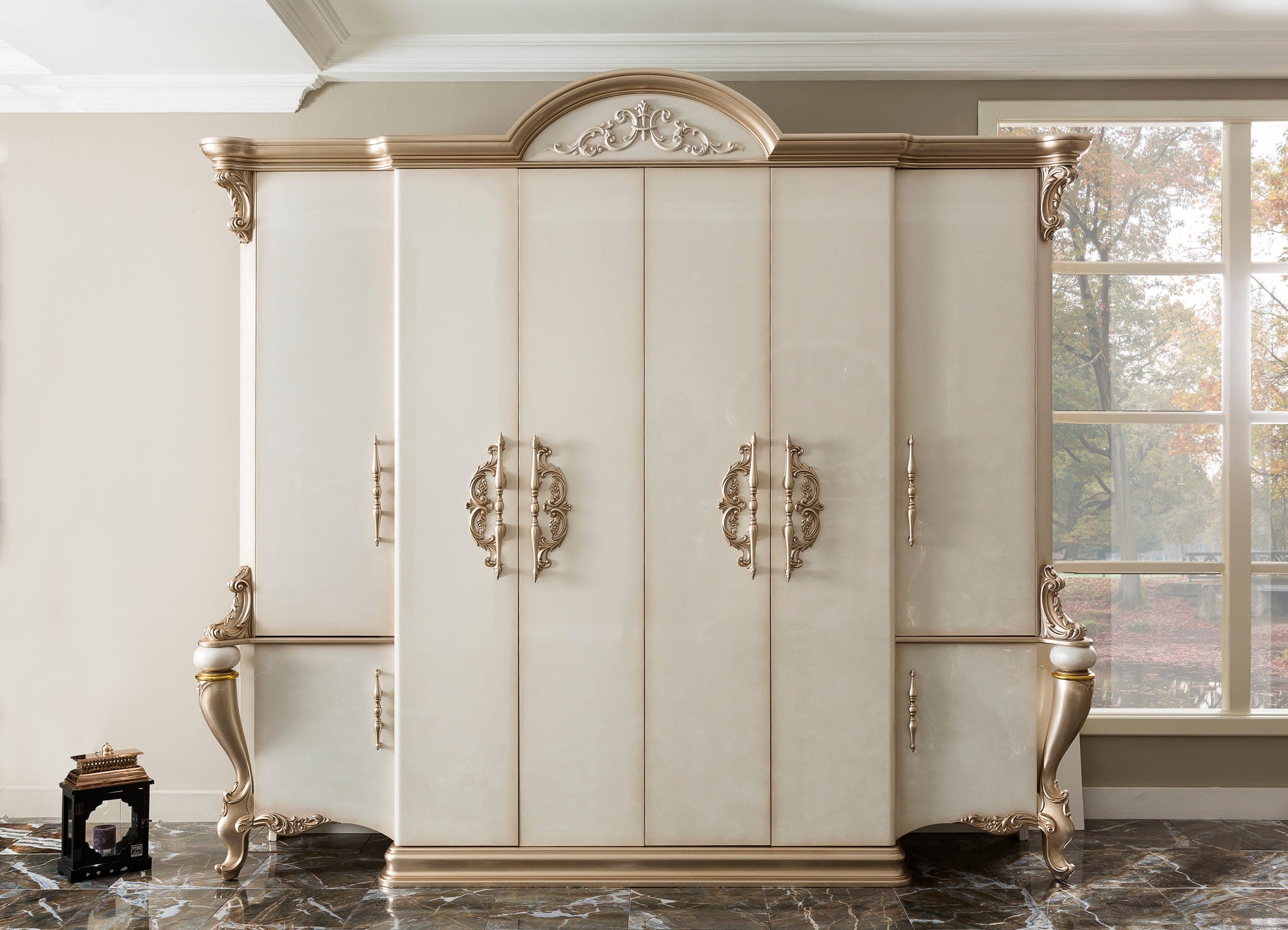 Ball Grand Elegant Carved Ivory